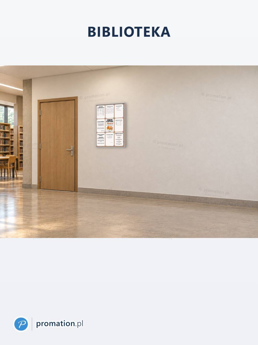 Zamykana gablota korkowa do wnętrz 9×A4 P401x9 w bibliotece, obok drewnianych drzwi i regałów z książkami