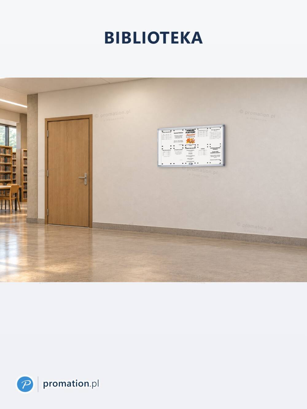 Gablota wewnętrzna z drzwiami przesuwnymi 10×A4 P404x10 w bibliotece, obok drewnianych drzwi i regałów z książkami