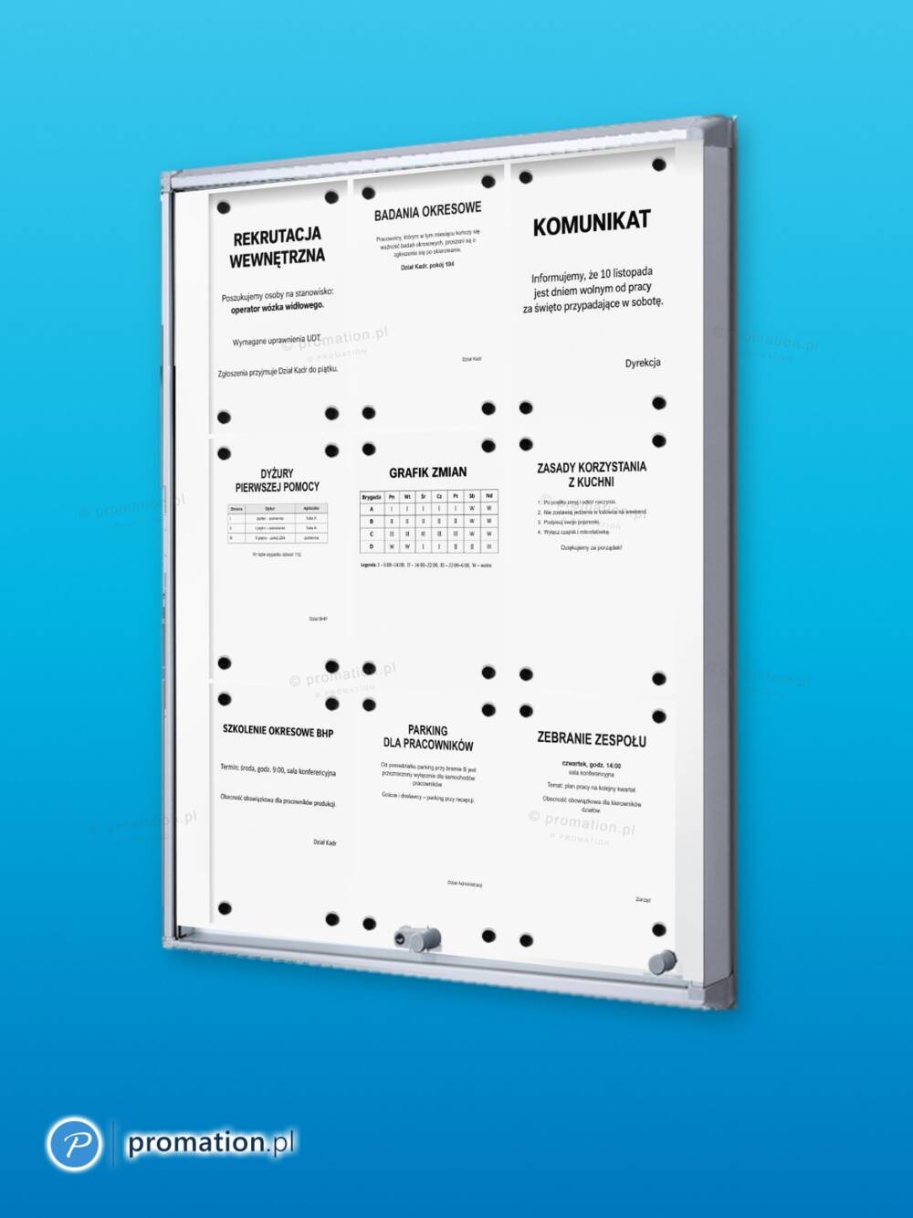 Gablota informacyjna P404x9 z firmowymi ogłoszeniami na magnesach i zamkiem w dolnym profilu, na niebieskim tle