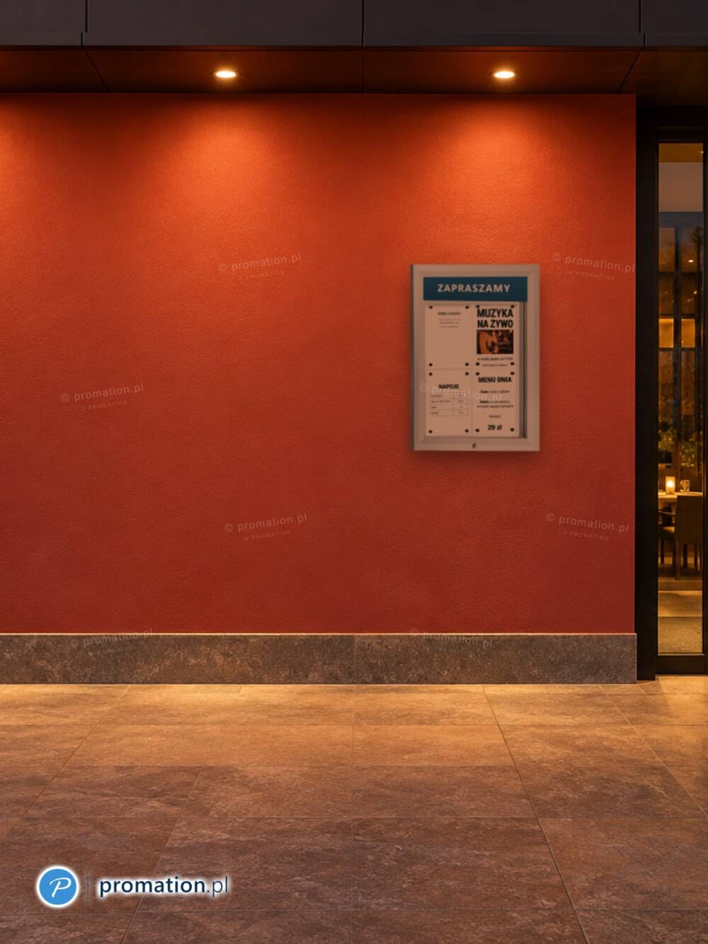 Gablota P405Lx4 z oświetlonymi od środka kartkami na czerwonej elewacji przy wejściu do restauracji wieczorem