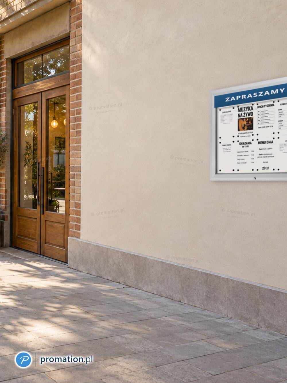 Gablota P405Lx8 z menu na jasnej elewacji kamienicy przy wejściu do lokalu, w dzień