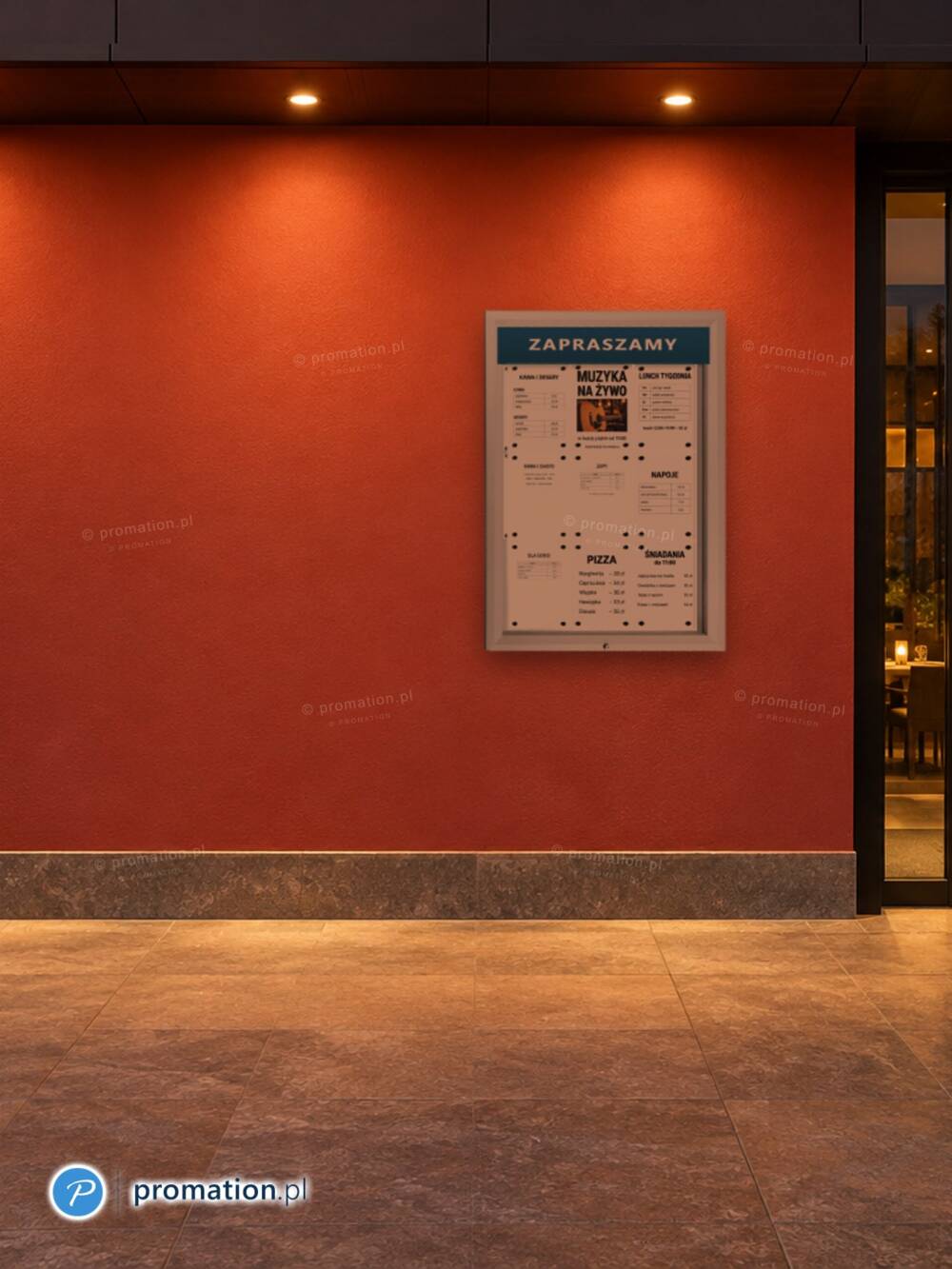 Gablota P405Lx9 z oświetlonymi od środka kartkami na czerwonej elewacji przy wejściu do restauracji wieczorem