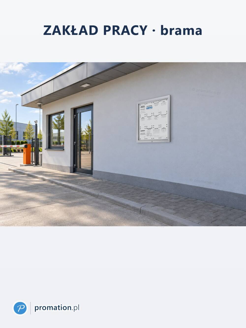 Gablota P405x12 na jasnej ścianie budynku przy bramie zakładu pracy, obok drzwi wejściowych, w dzień