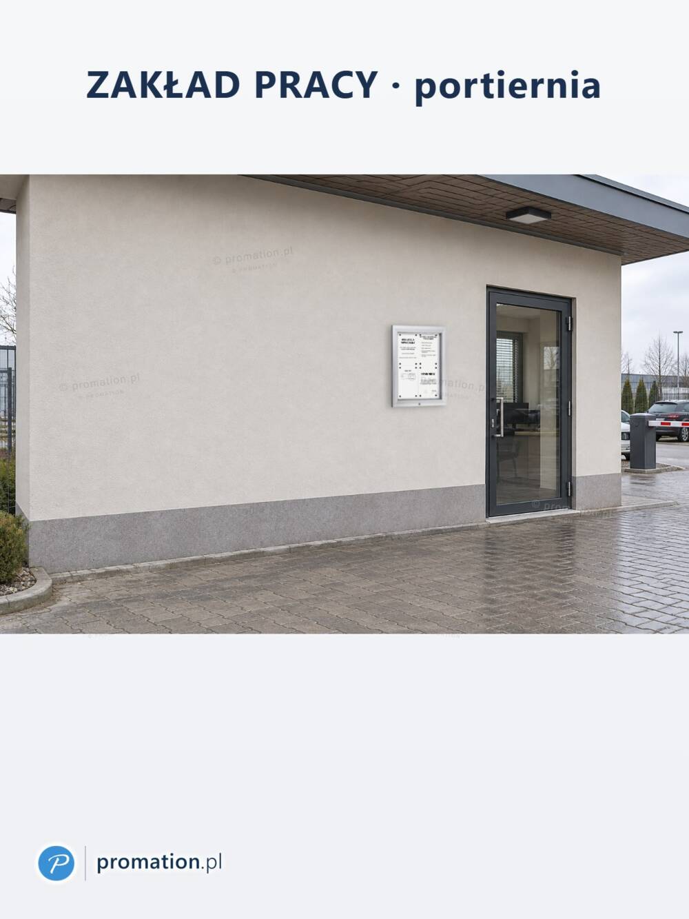 Zamykana gablota ogłoszeniowa zewnętrzna 4×A4 P405x4 na ścianie portierni zakładu pracy, obok przeszklonych drzwi