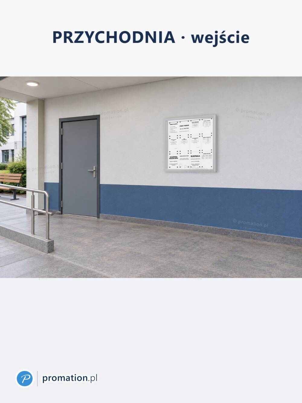 Płaska gablota ogłoszeniowa SLIM 12×A4 P406x12 przy wejściu do przychodni, obok drzwi i podjazdu z poręczą