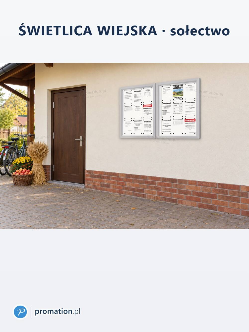 Zestaw dwóch płaskich gablot SLIM 18×A4 P406x18D przy drzwiach świetlicy wiejskiej, nad ceglanym cokołem, jesienią