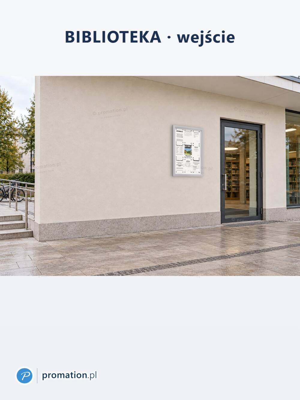 Płaska gablota ogłoszeniowa SLIM 9×A4 P406x9 obok przeszklonych drzwi biblioteki, za którymi widać regały