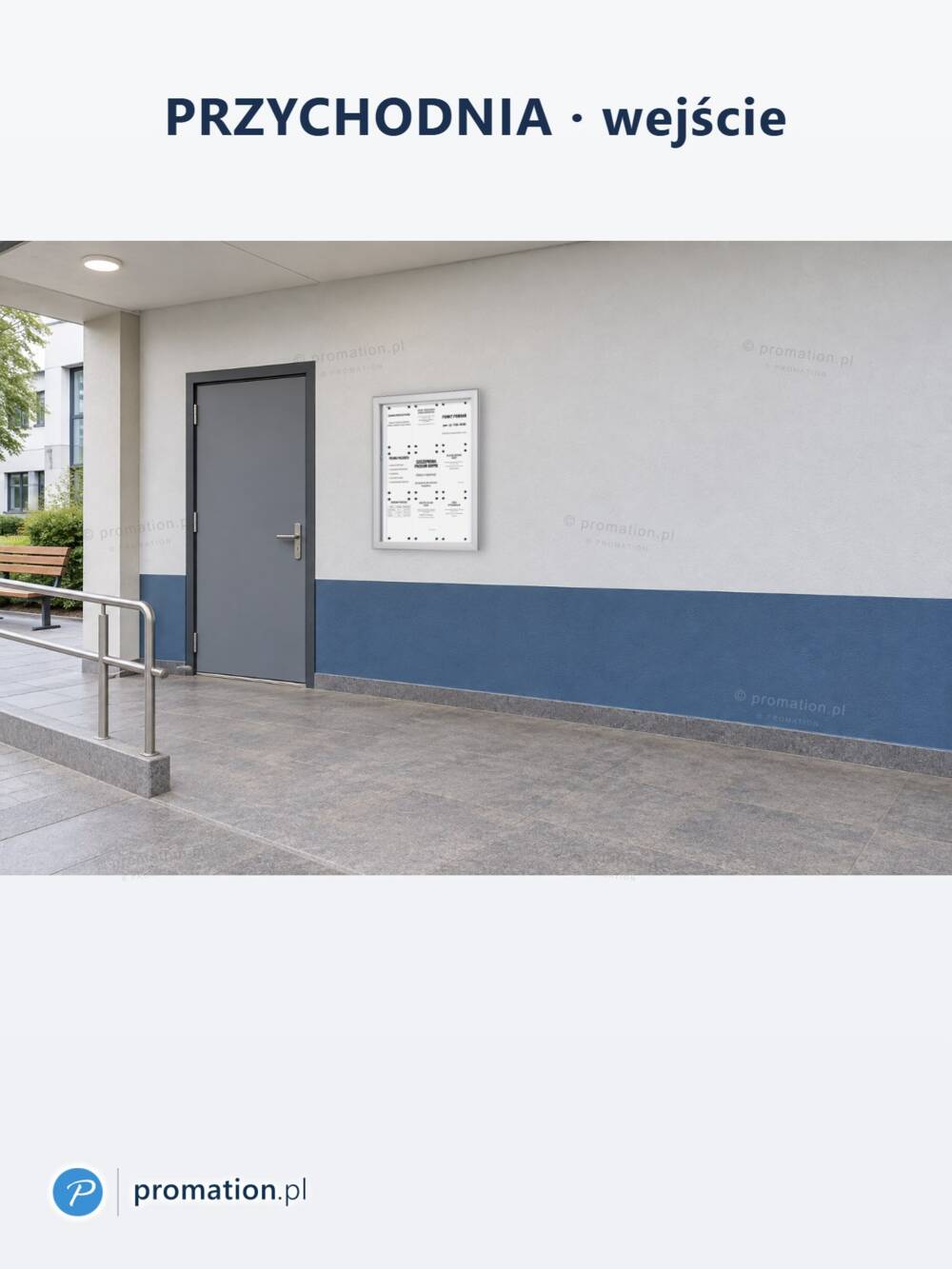 Głęboka gablota zewnętrzna 9×A4 P407x9 przy wejściu do przychodni nad niebieskim cokołem, obok drzwi i poręczy