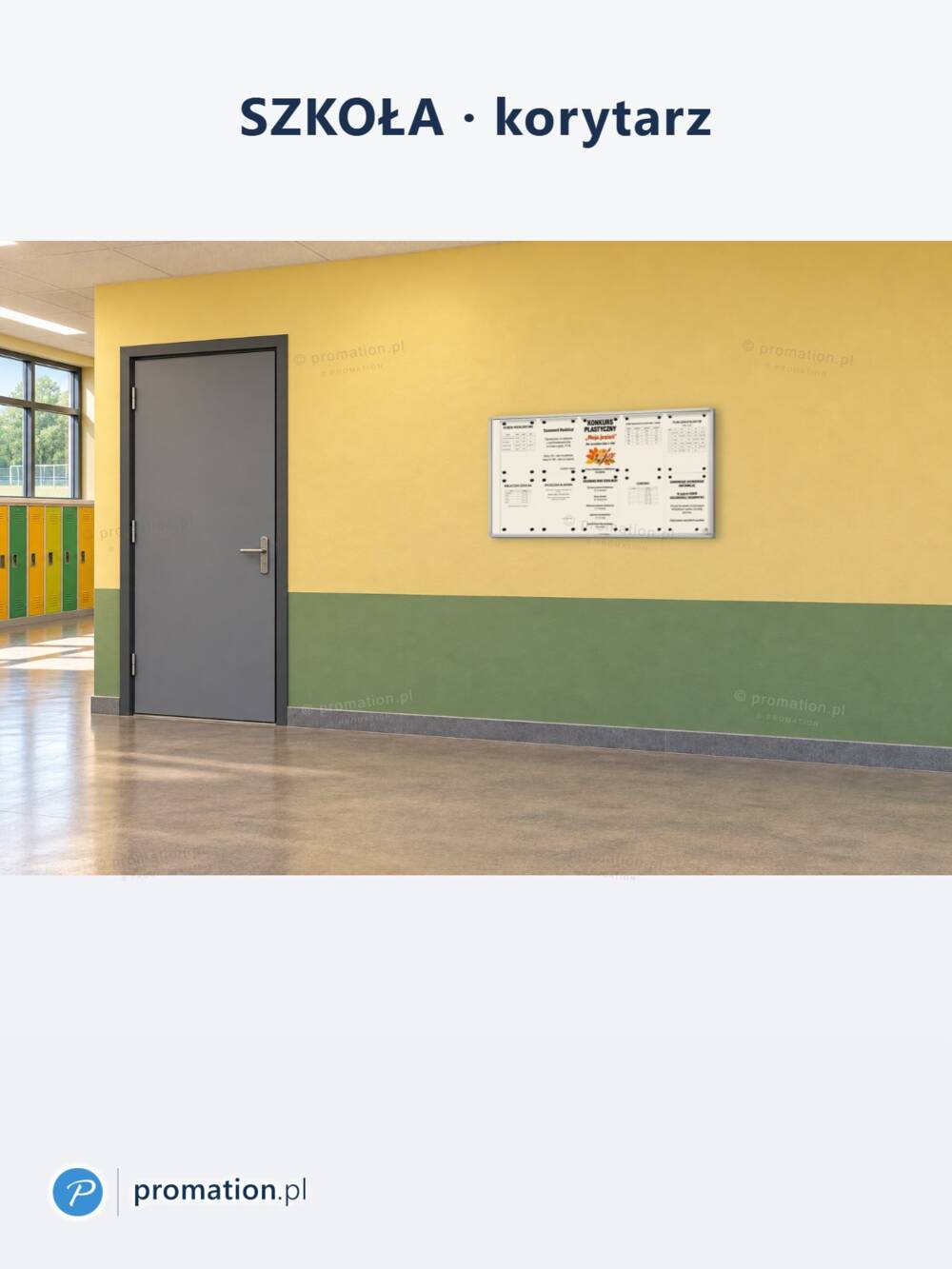 Gablota z przesuwną szybą i okrągłymi narożnikami 10×A4 P408x10 na żółtej ścianie szkolnego korytarza z zielonym cokołem, obok drzwi