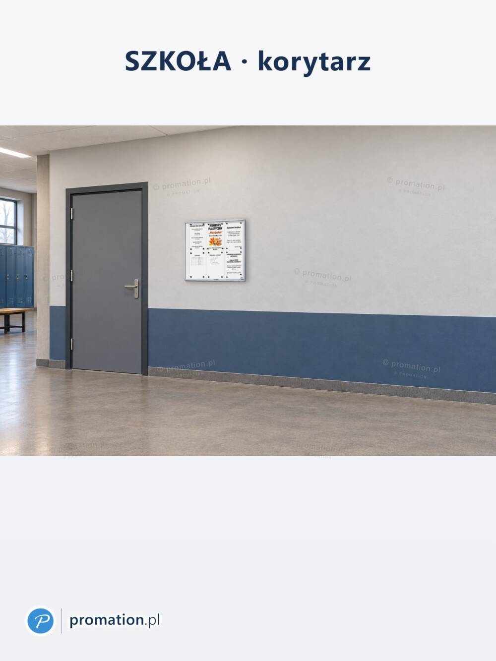 Gablota z przesuwną szybą i okrągłymi narożnikami 6×A4 P408x6 na szkolnym korytarzu nad niebieskim cokołem, obok drzwi do sali