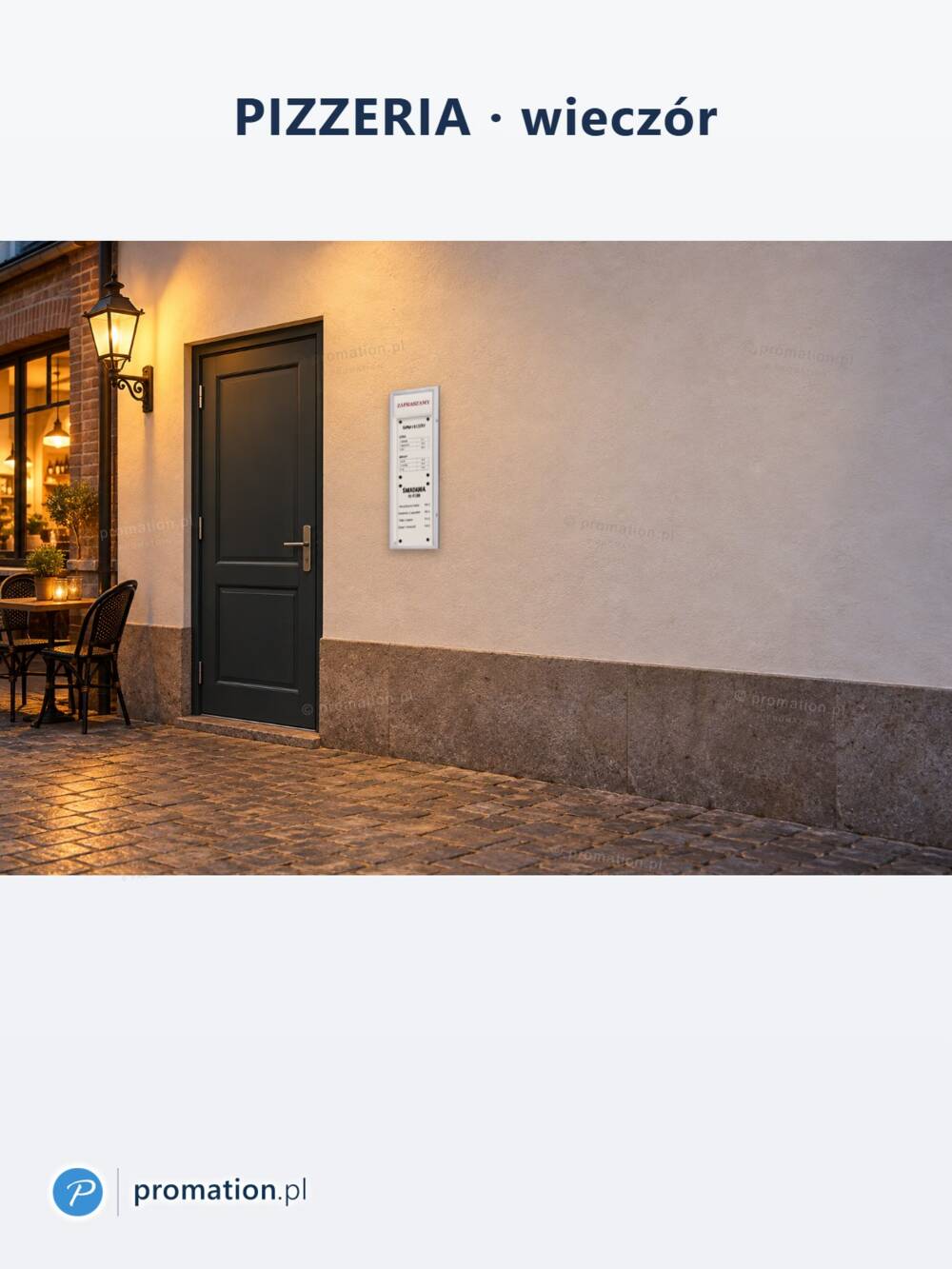 Wąska gablota na menu z tabliczką na logo 2×A4 P409x2P przy drzwiach pizzerii wieczorem, pod lampą i obok stolika