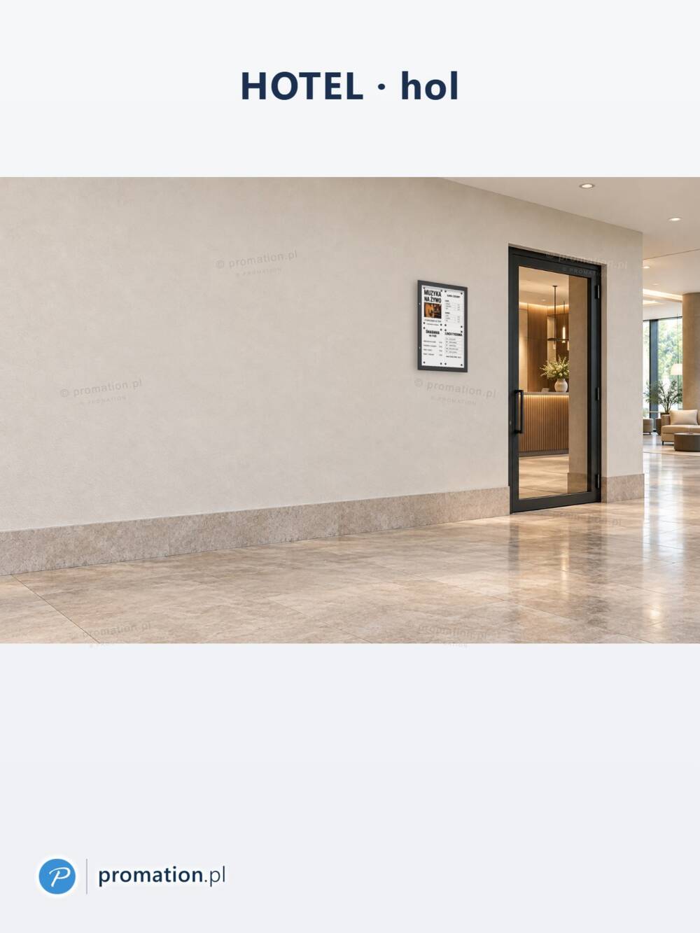 Czarna gablota na menu 4×A4 P410x4 w jasnym holu hotelu, obok przeszklonych drzwi