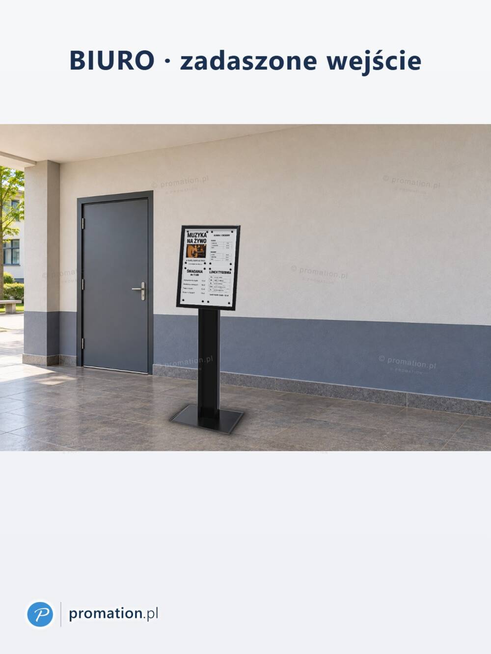 Czarny stojak z gablotą na menu 4×A4 P411x4 pod zadaszonym wejściem do biura, obok szarych drzwi i grafitowego cokołu