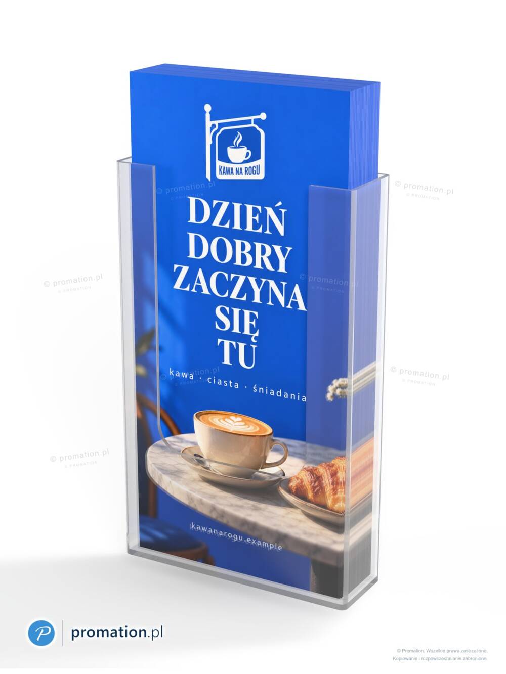 Bliższe ujęcie kieszeni P508dl z niebieskimi ulotkami kawiarni – przezroczyste boki i stos materiałów DL