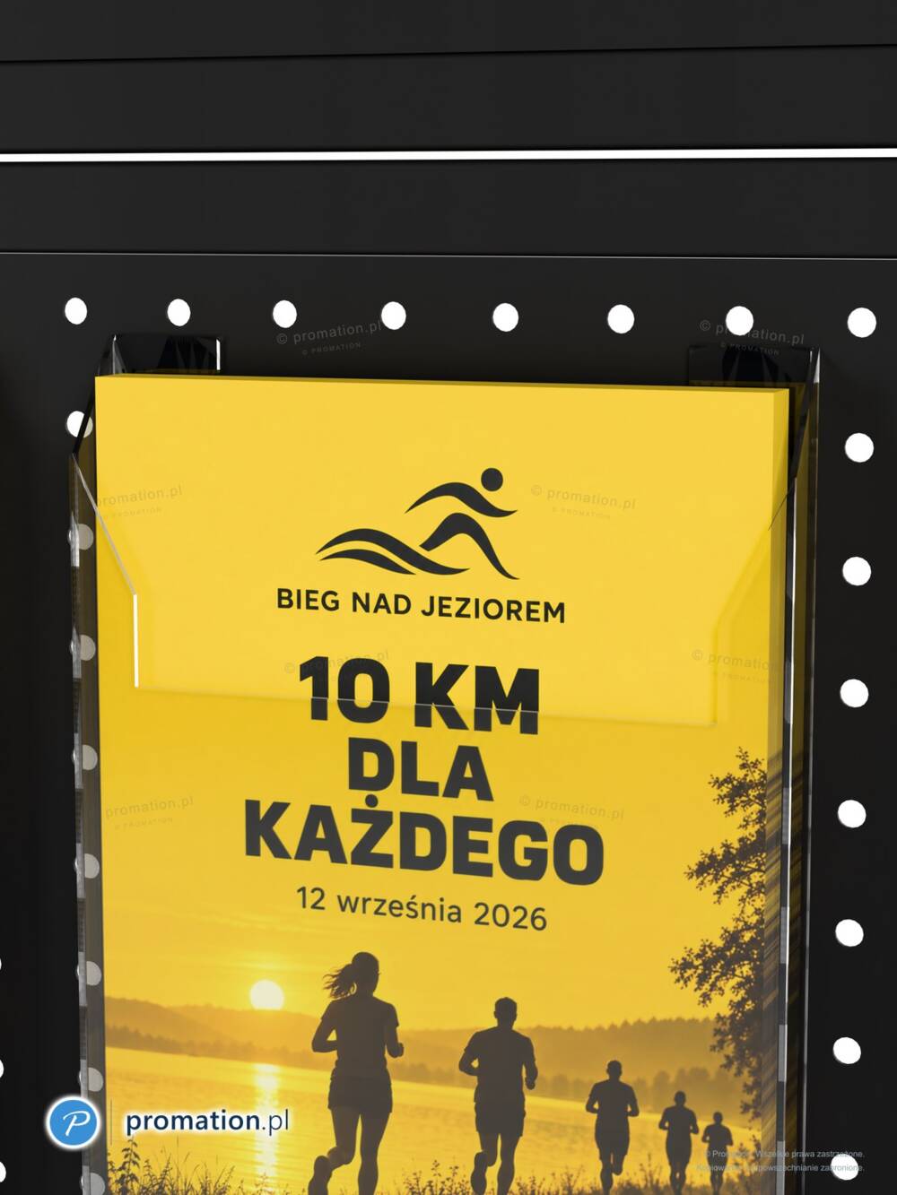 Kieszeń z ulotkami A5 na czarnej blasze z okrągłymi otworami stojaka P58A5, z bliska