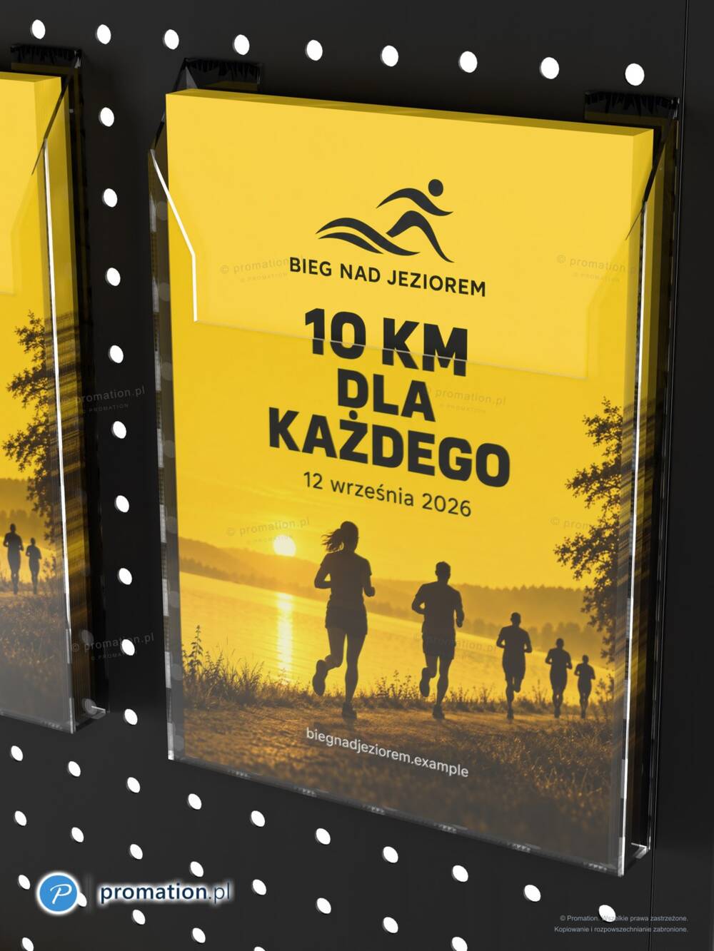Ulotka A5 o biegu nad jeziorem w kieszeni z pleksi na czarnej blasze perforowanej stojaka P58A5, zbliżenie