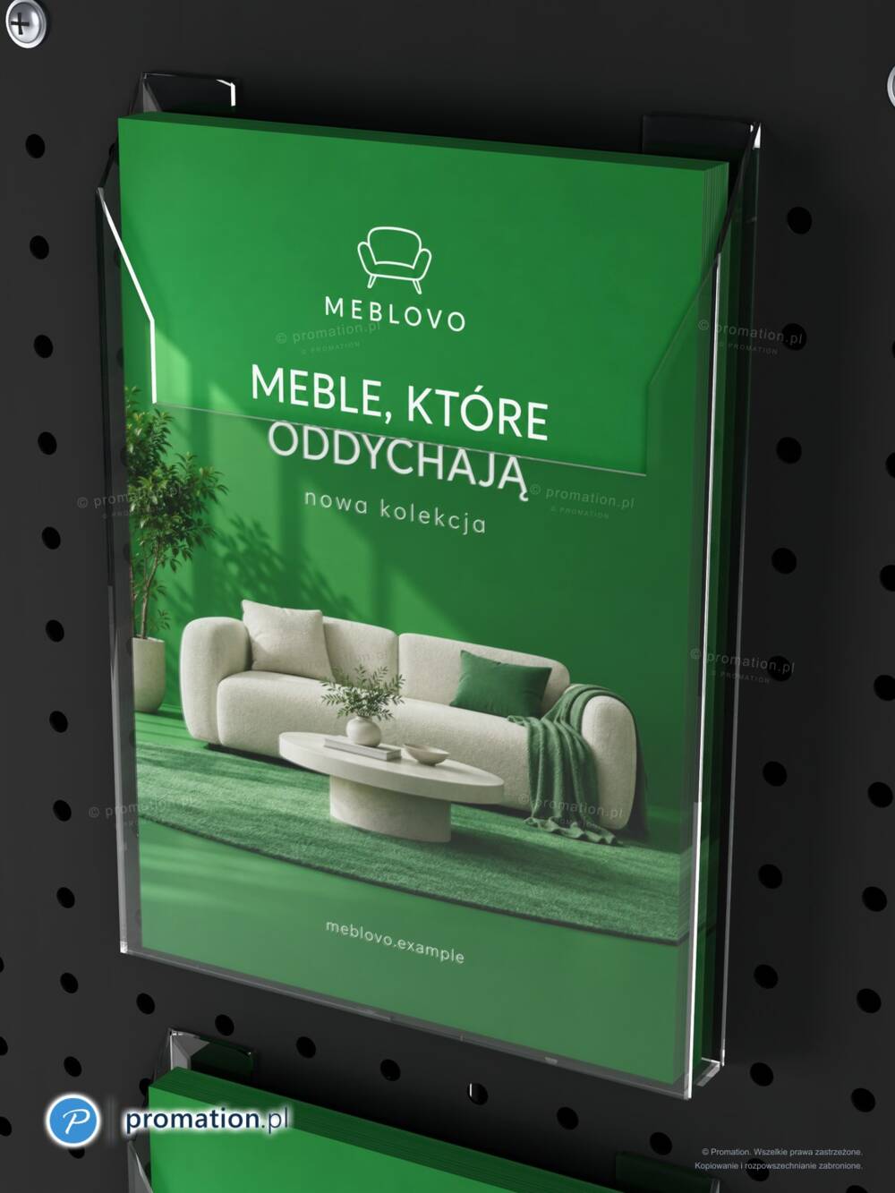 Zbliżenie kieszeni A5 z pleksi na panelu perforowanym P661A5 z wsuniętą ulotką