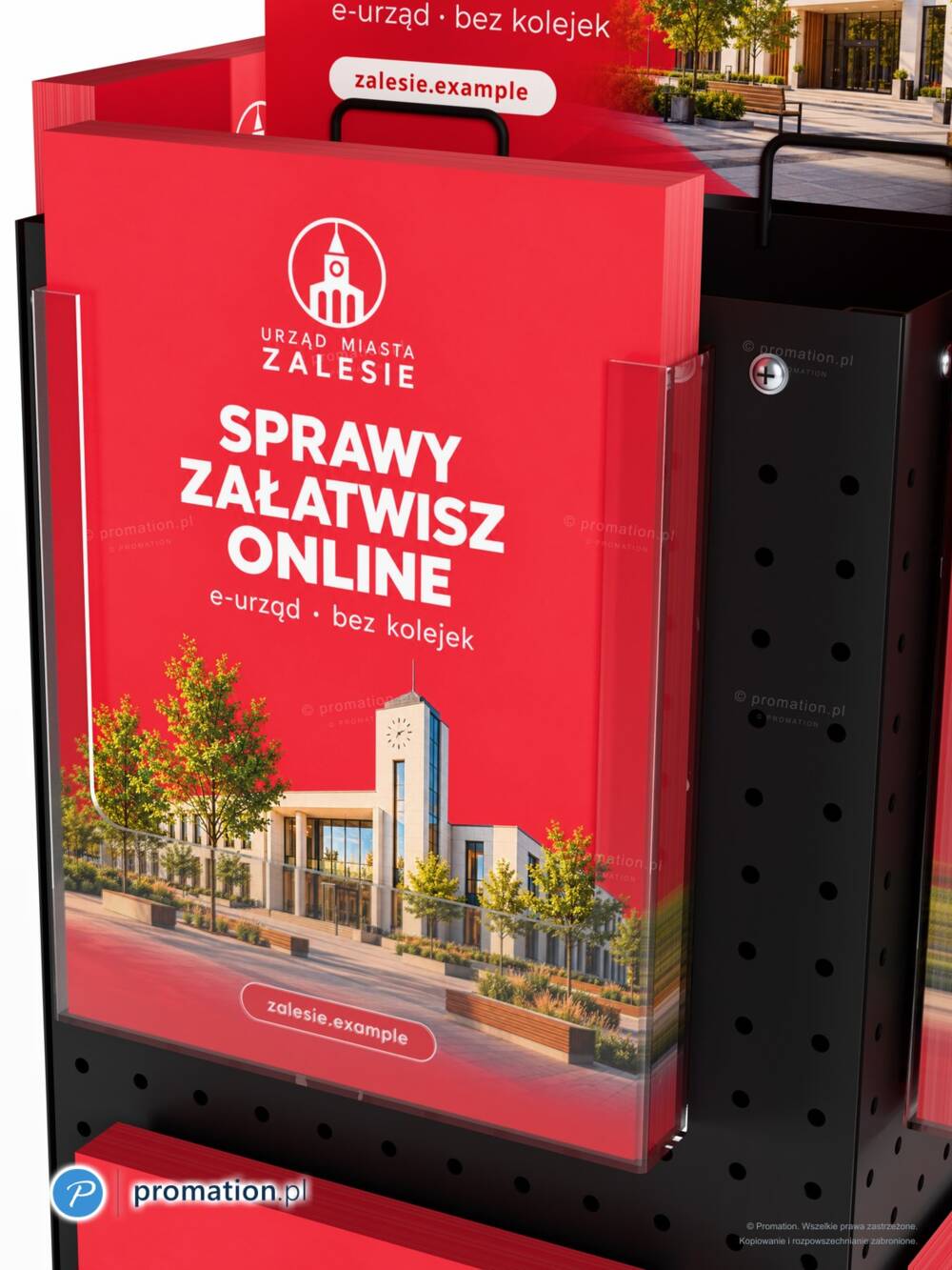 Zbliżenie kieszeni A4 z pleksi na panelu perforowanym P661a4 z wsuniętą ulotką
