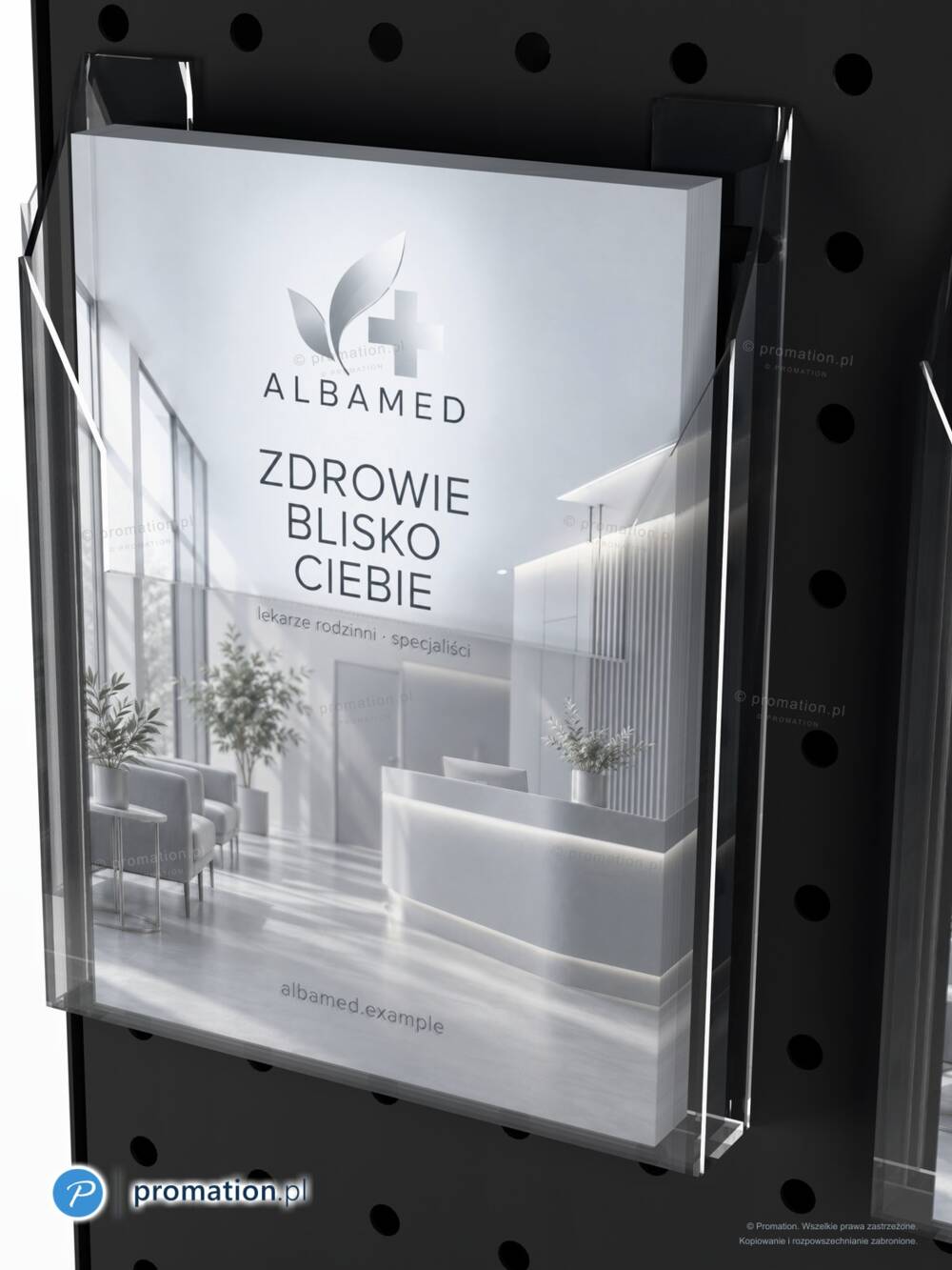 Zbliżenie kieszeni A6 z pleksi na panelu perforowanym P661a6 z wsuniętą ulotką