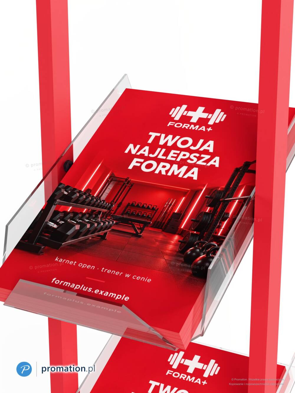 Folder A4 leżący w kieszeni z przezroczystej pleksi między czerwonymi profilami stojaka P99rA4, zbliżenie
