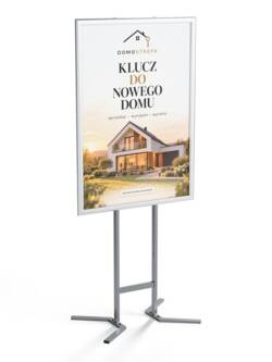 Srebrny stojak P99k16 z plakatem B1 w aluminiowej ramie zatrzaskowej, na dwóch nogach z płozami, widok pod kątem