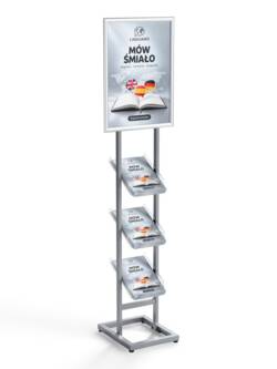 Stojak P99k2 z pionowym plakatem A2 i katalogami A4 w trzech przezroczystych kieszeniach, srebrny stelaż widziany pod kątem