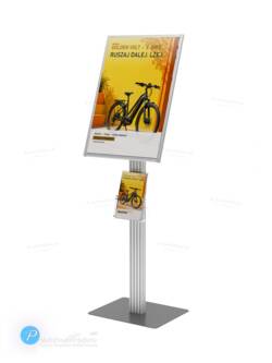Rama z plakatem A2 pochylona w stronę odbiorcy i ulotka w kieszeni pod nią – stojak P138a2dl widziany z boku pod kątem