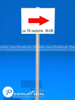 Zbliżenie poziomej tabliczki informacyjnej A4 na wolnostojącym słupku