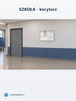 Zamykana gablota korkowa do wnętrz 8×A4 P401x8 na szkolnym korytarzu nad niebieskim cokołem, obok drzwi do sali