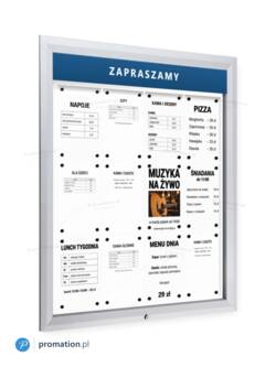Srebrna gablota zewnętrzna P405Lx12 z dwunastoma kartkami A4 za szkłem i przykładowym napisem ZAPRASZAMY na tabliczce u góry, widok pod kątem