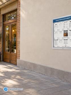 Gablota P405Lx12 z menu na jasnej elewacji kamienicy przy wejściu do lokalu, w dzień