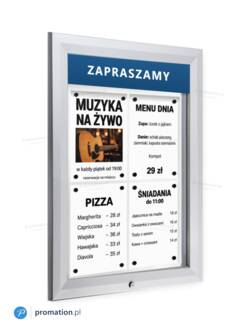 Srebrna gablota zewnętrzna P405Lx4 z czterema kartkami A4 za szkłem i przykładowym napisem ZAPRASZAMY na tabliczce u góry, widok pod kątem