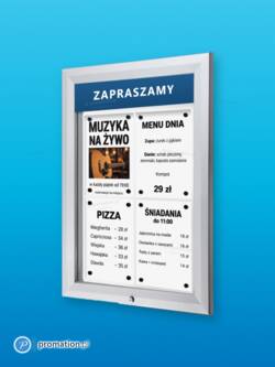 Zamykana gablota P405Lx4 na 4 kartek A4 w aluminiowej ramie, z tabliczką na napis u góry, na niebieskim tle