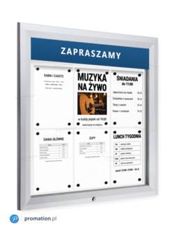 Srebrna gablota zewnętrzna P405Lx6 z sześcioma kartkami A4 za szkłem i przykładowym napisem ZAPRASZAMY na tabliczce u góry, widok pod kątem