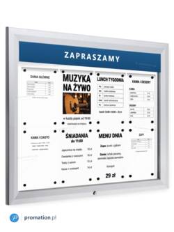 Srebrna gablota zewnętrzna P405Lx8 z ośmioma kartkami A4 za szkłem i przykładowym napisem ZAPRASZAMY na tabliczce u góry, widok pod kątem