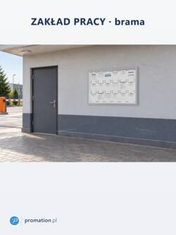 Płaska gablota ogłoszeniowa SLIM 18×A4 P406x18 na budynku przy bramie zakładu pracy, obok szlabanu