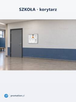 Gablota z przesuwną szybą i okrągłymi narożnikami 6×A4 P408x6 na szkolnym korytarzu nad niebieskim cokołem, obok drzwi do sali