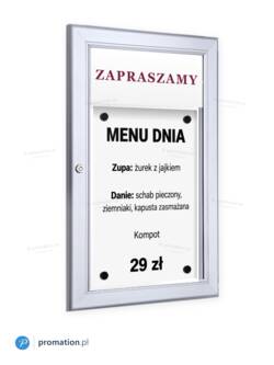 Gablota na menu z tabliczką na logo 1×A4 P409x1 z menu dnia pod tabliczką z napisem Zapraszamy, widok z boku