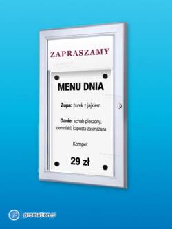 Gablota na menu z tabliczką na logo 1×A4 P409x1 z menu dnia: zupa, danie i kompot, na niebieskim tle