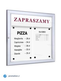 Gablota na menu z tabliczką na logo 2×A4 P409x2 z menu pizzy pod tabliczką z napisem Zapraszamy, widok z boku