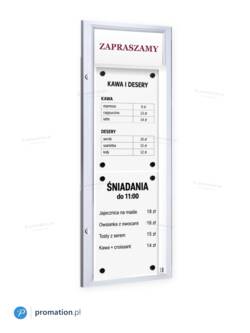 Wąska gablota na menu z tabliczką na logo 2×A4 P409x2P z kartą kaw i śniadań pod tabliczką z napisem Zapraszamy, widok z boku