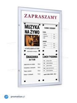 Gablota na menu z tabliczką na logo 4×A4 P409x4 z menu kawiarni pod tabliczką z napisem Zapraszamy, widok z boku