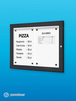 Czarna gablota na menu 2×A4 P410x2 z menu pizzy i kartą dla dzieci, na niebieskim tle