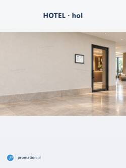 Czarna gablota na menu 2×A4 P410x2 w jasnym holu hotelu, obok przeszklonych drzwi