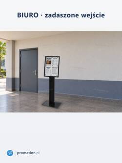 Czarny stojak z gablotą na menu 4×A4 P411x4 pod zadaszonym wejściem do biura, obok szarych drzwi i grafitowego cokołu