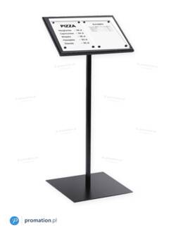 Czarny stojak-pulpit na menu 2×A4 P412x2 z menu pizzy na skośnym pulpicie, widok z boku