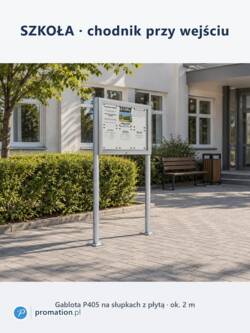 Gablota na słupkach z płytą na chodniku przed wejściem do szkoły