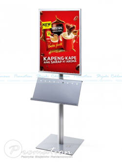 Aluminiowy stojak z ramą A1 i szeroką półką na katalogi reklamowe