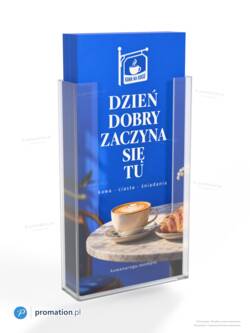 Kieszeń ścienna na ulotki DL P508dl z jednego kawałka bezbarwnej pleksi, wypełniona niebieskimi ulotkami kawiarni