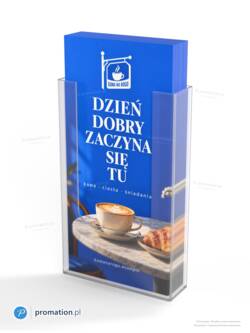 Bliższe ujęcie kieszeni P508dl z niebieskimi ulotkami kawiarni – przezroczyste boki i stos materiałów DL